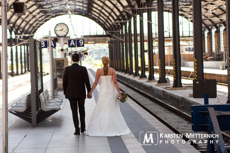 Ungewöhnliche Hochzeitsbilder am Bahnhof